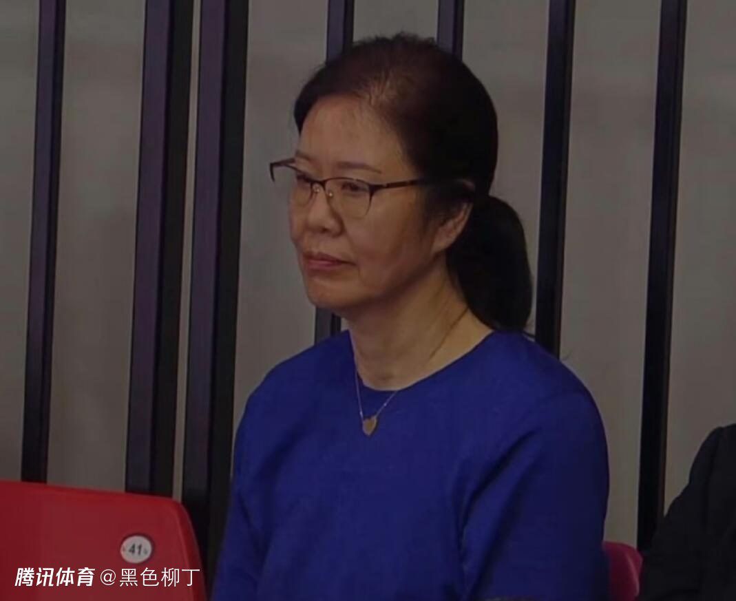 购物中心的情侣